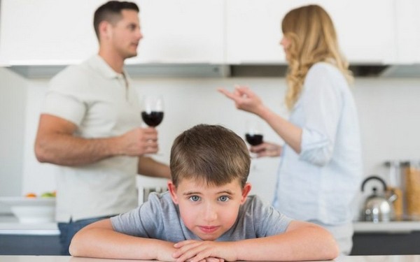 Ребенок может обратиться за помощью, если его родители, например, регулярно выпивают