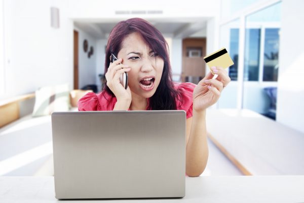 Женщина ругается с представителями интернет-магазина по поводу некачественного товара