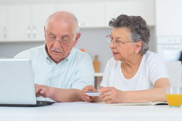 Граждане пенсионного возраста имеют право брать отпуск «за свой счет», и работодатель не может отказать им в этом