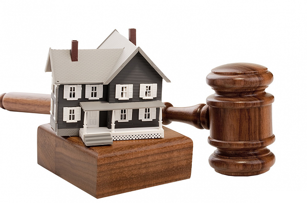 Если вы отдаете под залог единственное имущество семьи, закон запрещает решать вопрос о его взыскании без участия суда