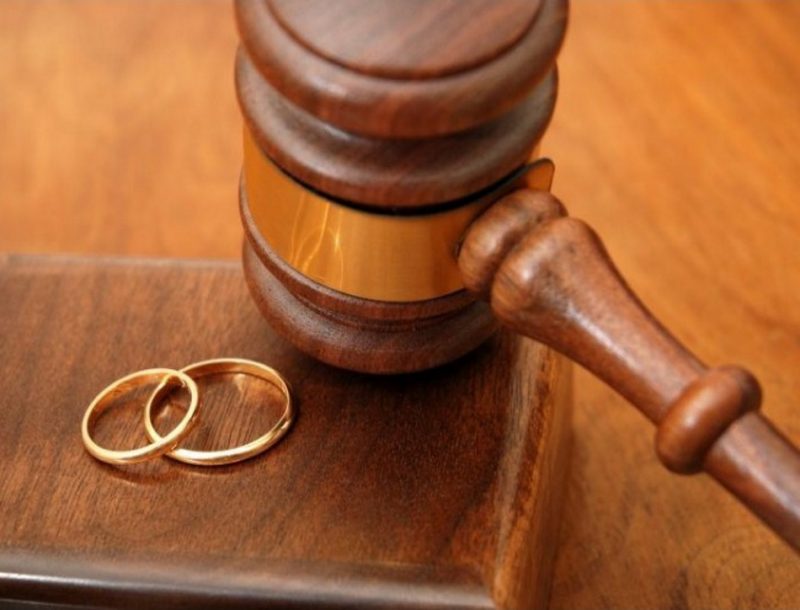 При разводе супруги оплачивают двойной размер госпошлины, поскольку судом рассматриваются сразу два дела